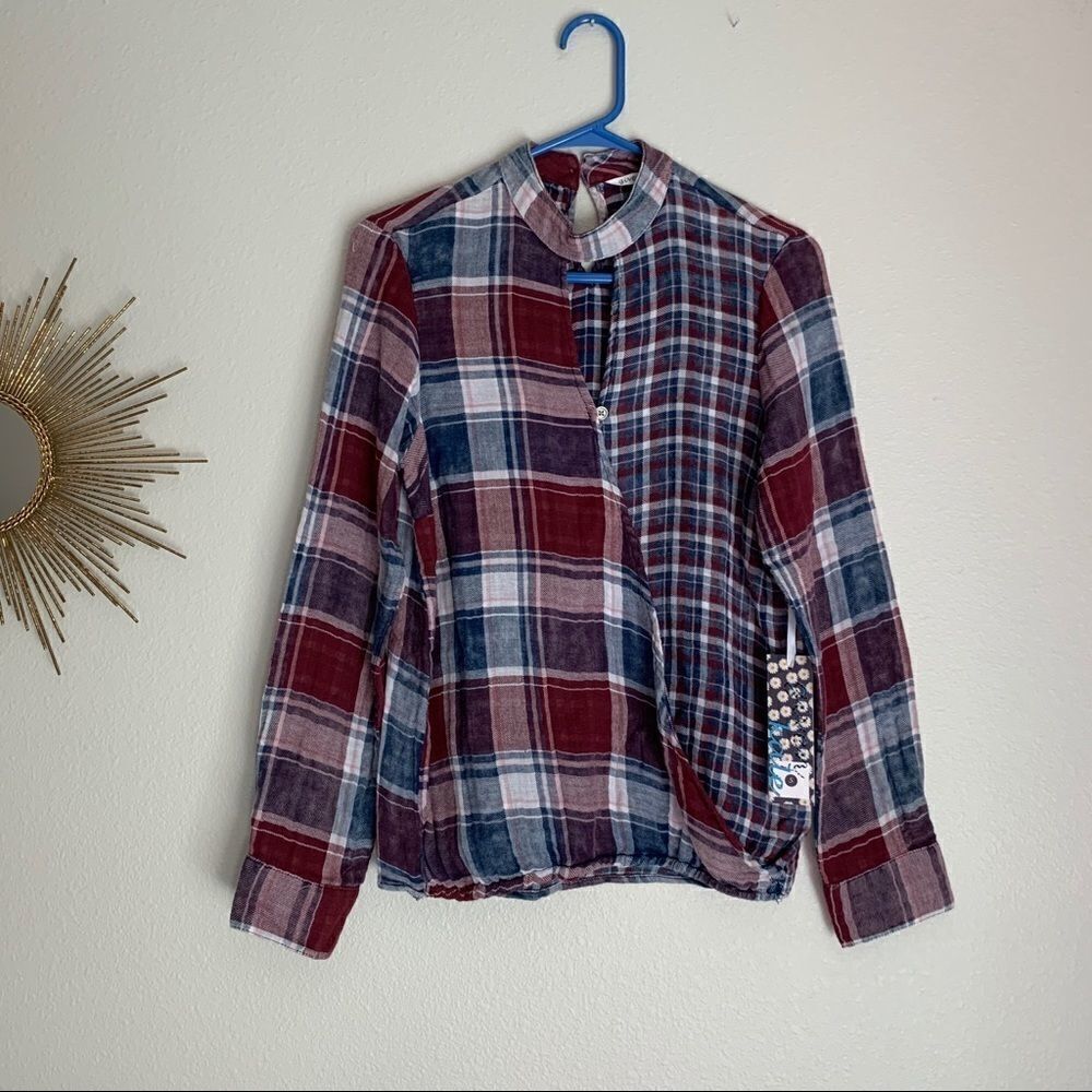 ✨ Given Kale Red Blue Plaid Keyhole Cutout Top S‎